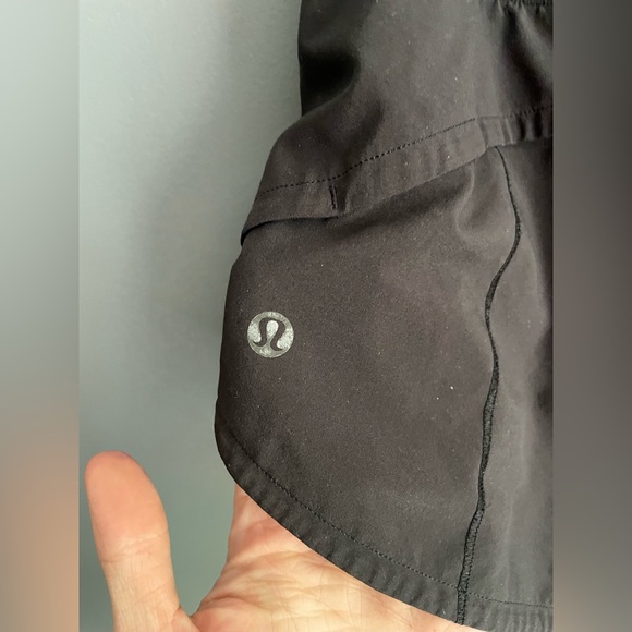 Lululemon Speed Up Low-Rise Lined Shorts Size 8 - Picture 4 of 6